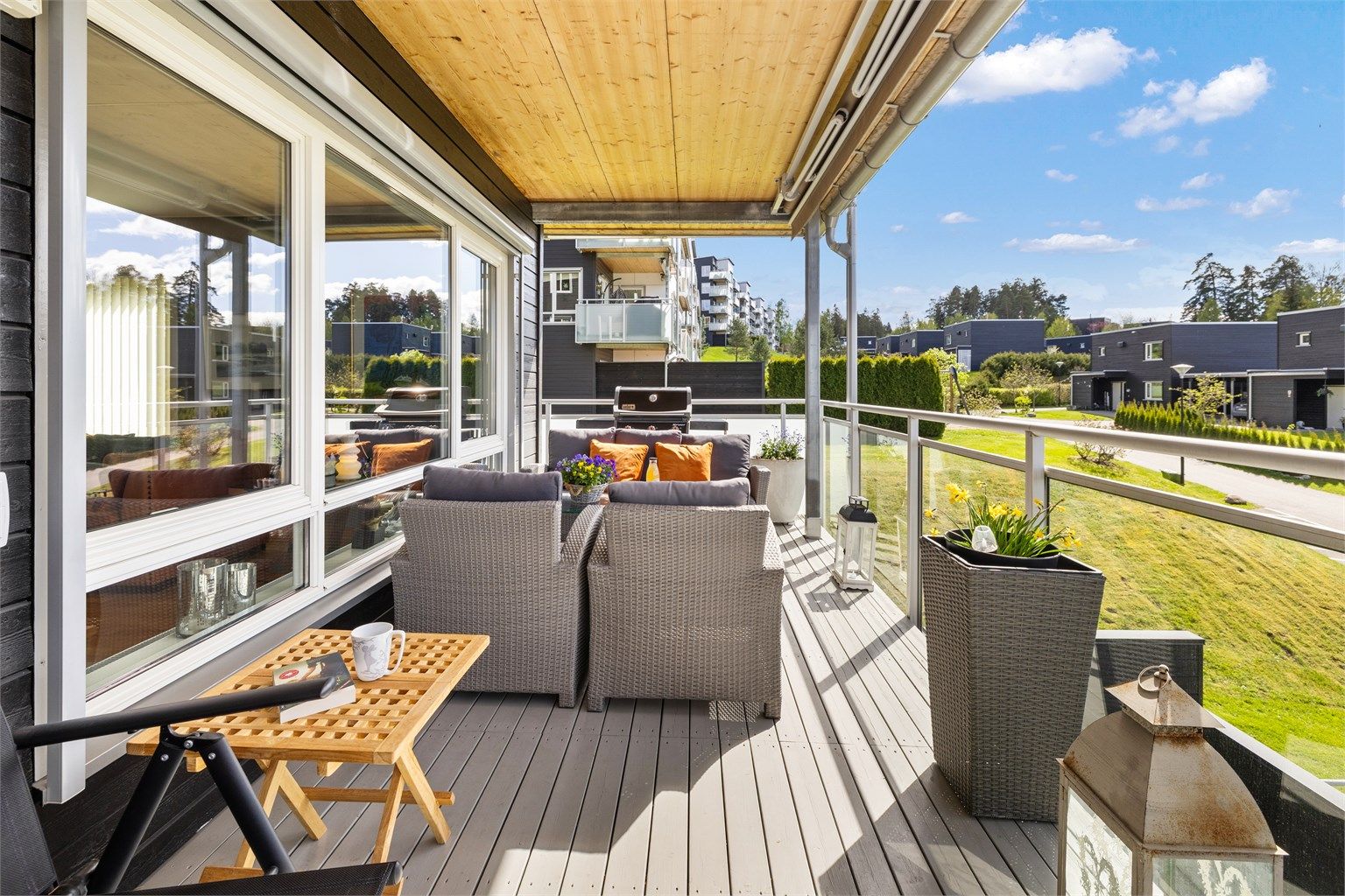 Fra stuen er det direkte utgang til en vestvendt veranda på 16 kvm. Verandaen er overbygget og skjermet for innsyn, noe som gir en lun og privat uteplass med meget gode solforhold.