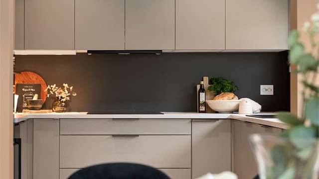 Kjøkkenet har en praktisk U-form som gir rikelig med benke- og lagringsplass.