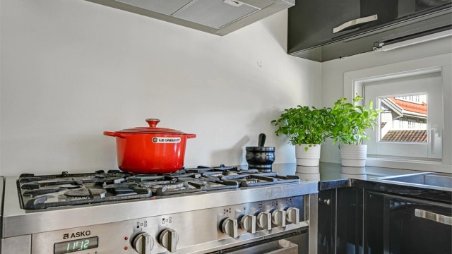 For den matglade er det en 90 cm bred komfyr med 5 gassbluss.