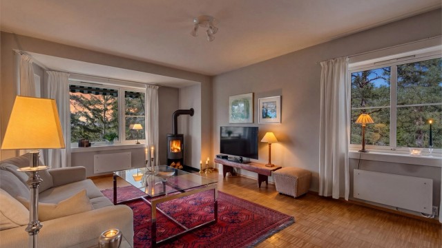 Stuens utforming gir fleksible møbleringsmuligheter for både sofagruppe og TV-seksjon.