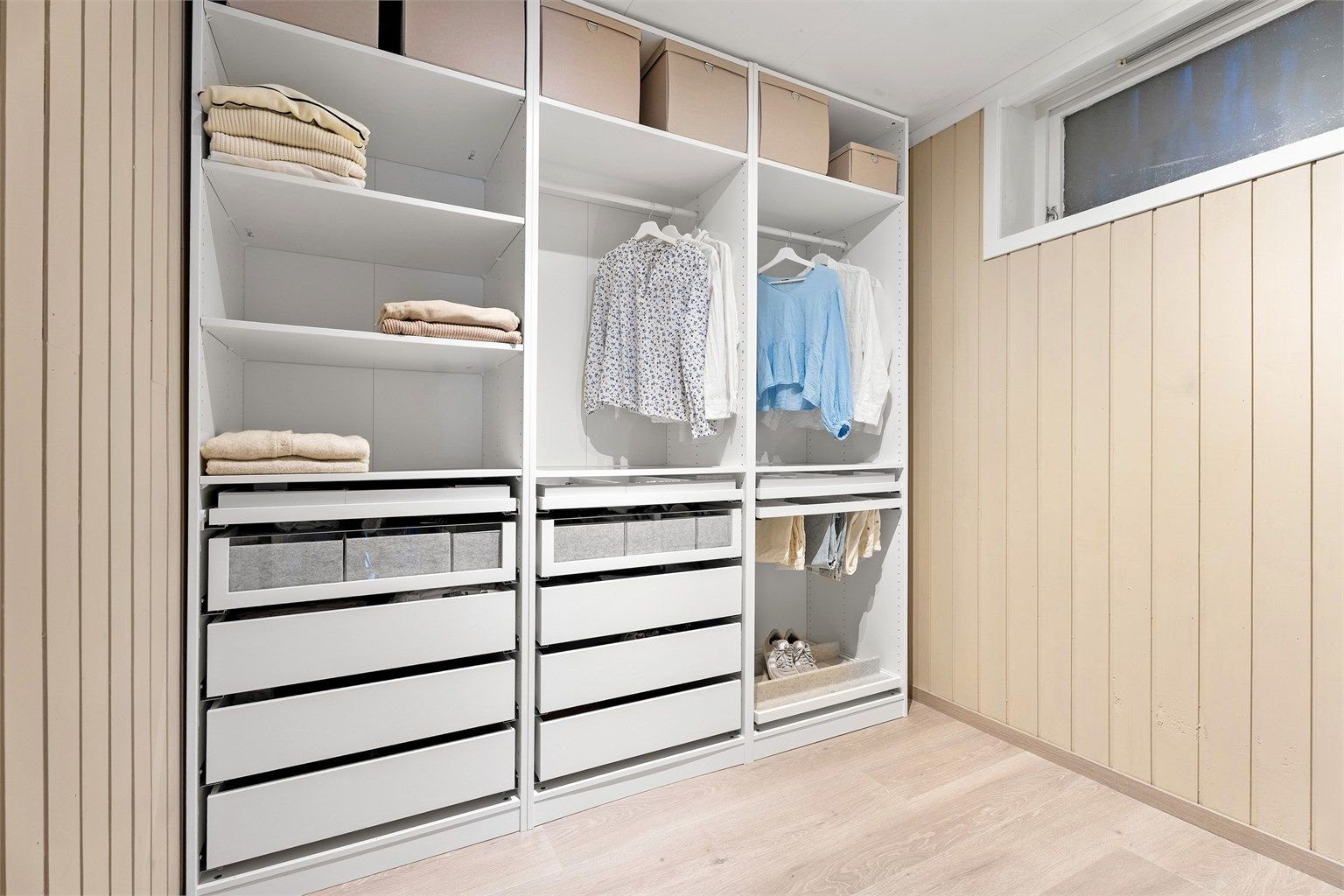 Walk-in garderobe med PAX-innredning fra IKEA. Her får du god skap- og oppbevaringsplass med mange fine løsninger. 