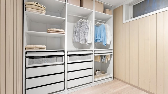 Walk-in garderobe med PAX-innredning fra IKEA. Her får du god skap- og oppbevaringsplass med mange fine løsninger.