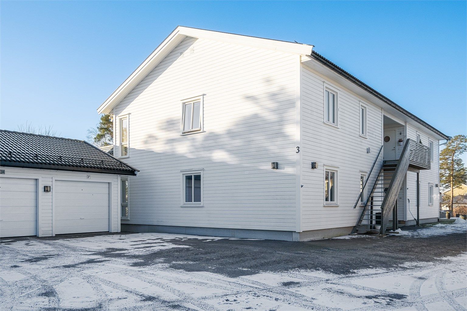 Leiligheten har garasjeplass i rekke. Her er det også muligheter for ekstra oppbevaringsmuligheter.