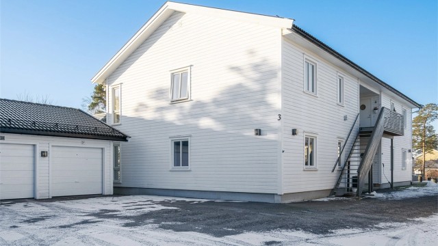 Leiligheten har garasjeplass i rekke. Her er det også muligheter for ekstra oppbevaringsmuligheter.