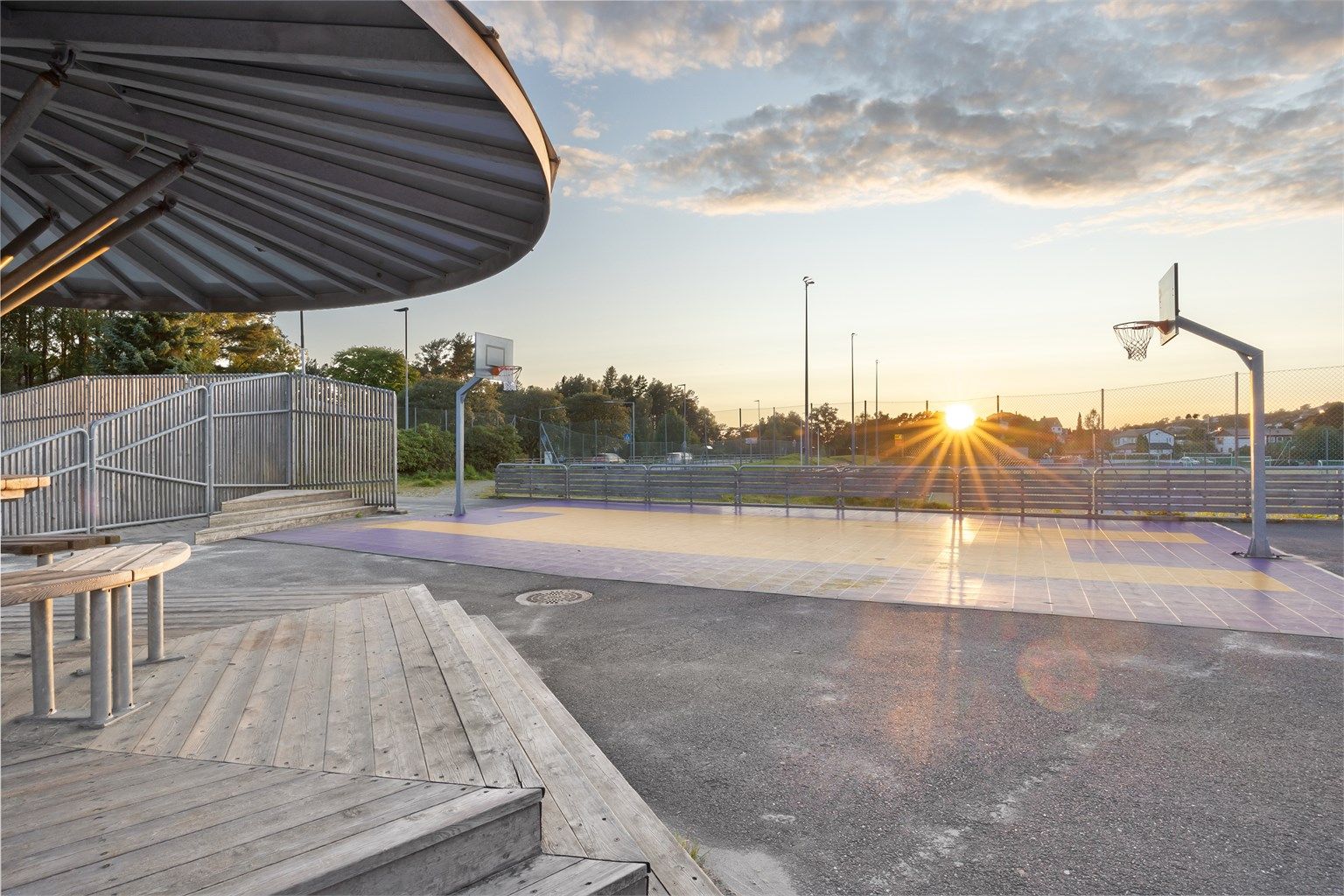 Åstveit Idrettspark byr på en rekke aktivitetstilbud med bl.a. fotball- og løpebane, idrettshall, trampoliner, klatrestativ og svømmehall. 