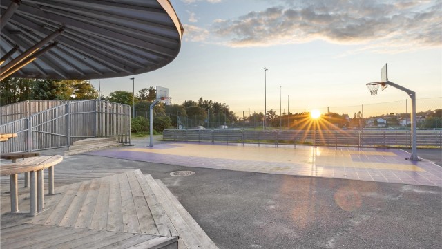Åstveit Idrettspark byr på en rekke aktivitetstilbud med bl.a. fotball- og løpebane, idrettshall, trampoliner, klatrestativ og svømmehall.