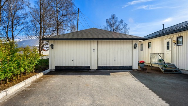 Parkering i dobbelgarasje og på egen tomt