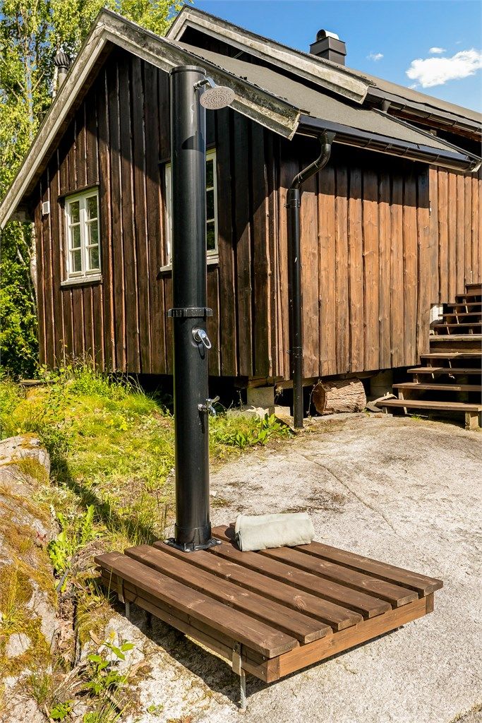 Det er montert praktisk utedusj. Videre er det sommervann frem til hytteveggen.