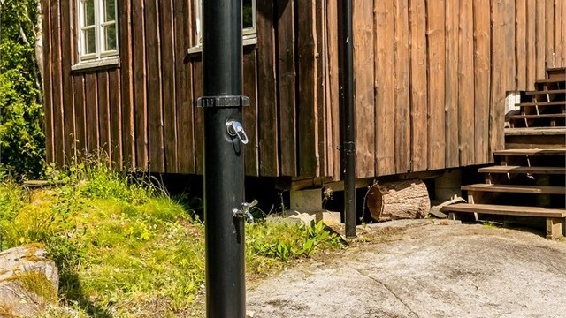 Det er montert praktisk utedusj. Videre er det sommervann frem til hytteveggen.