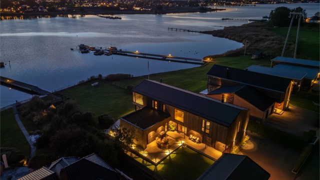 Eksklusiv enebolig oppført i 2021 med høy kvalitet og fantastisk beliggenhet i første rekke mot sjøen - Vestvendt med gode solforhold, flere flotte uteplasser og dobbel garasje.