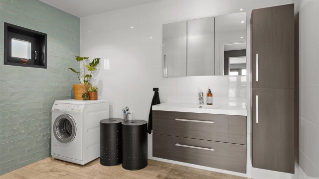 Badet er stilrent. Gulvflis og den flislagte fondveggen står fint sammen.