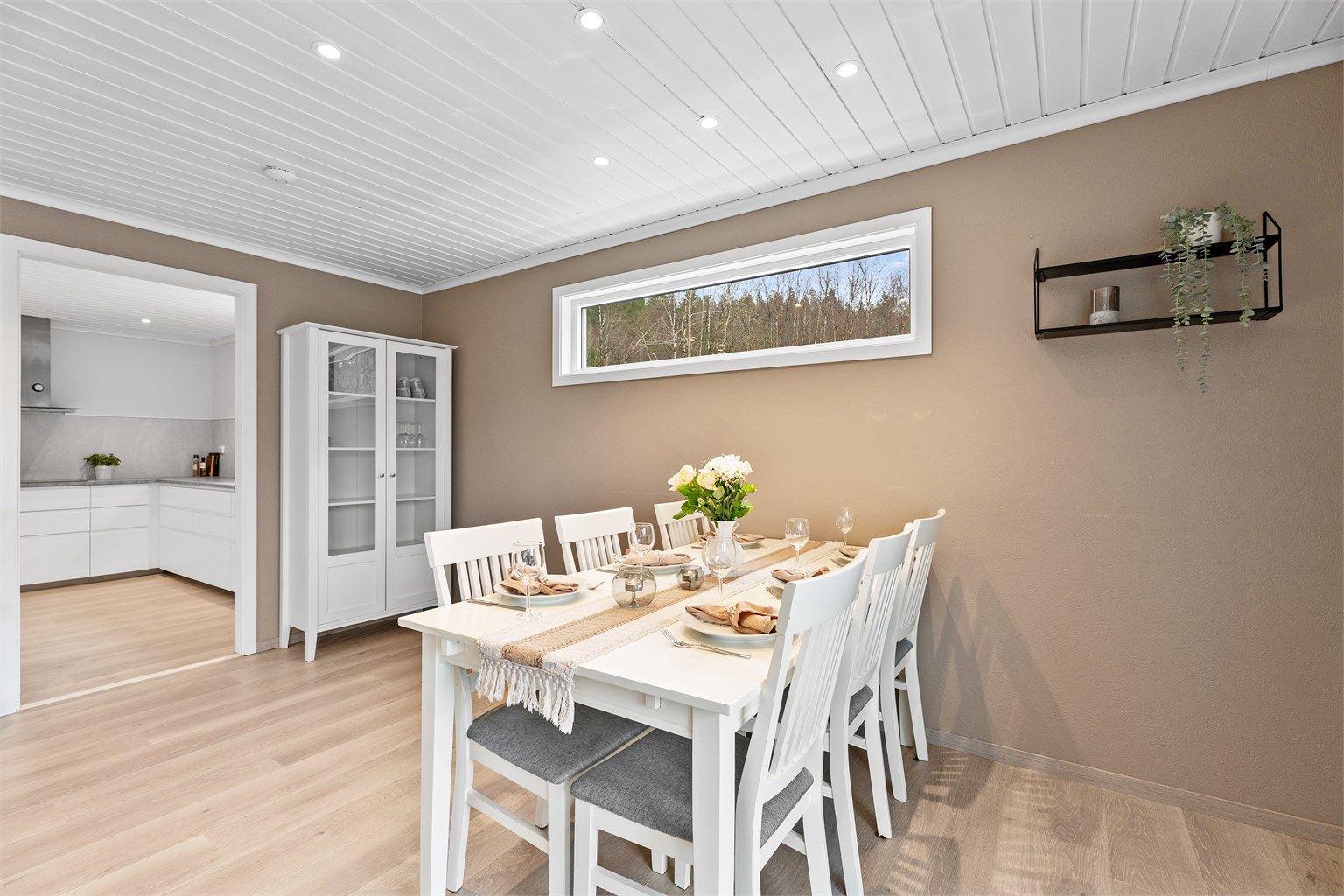 Det er også god plass til en større spisegruppe hvor du kan invitere familie og venner til hyggelige middager og selskap. 