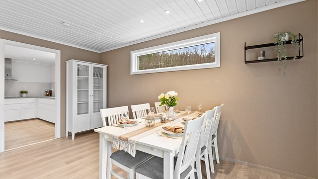 Det er også god plass til en større spisegruppe hvor du kan invitere familie og venner til hyggelige middager og selskap.