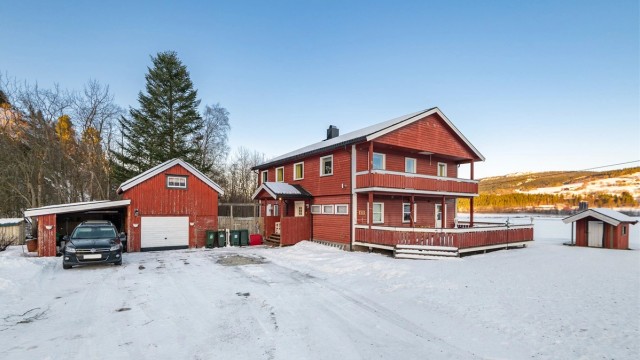 Tomta måler 996 kvm, og er opparbeidet med grus, plenareal og diverse beplantning.