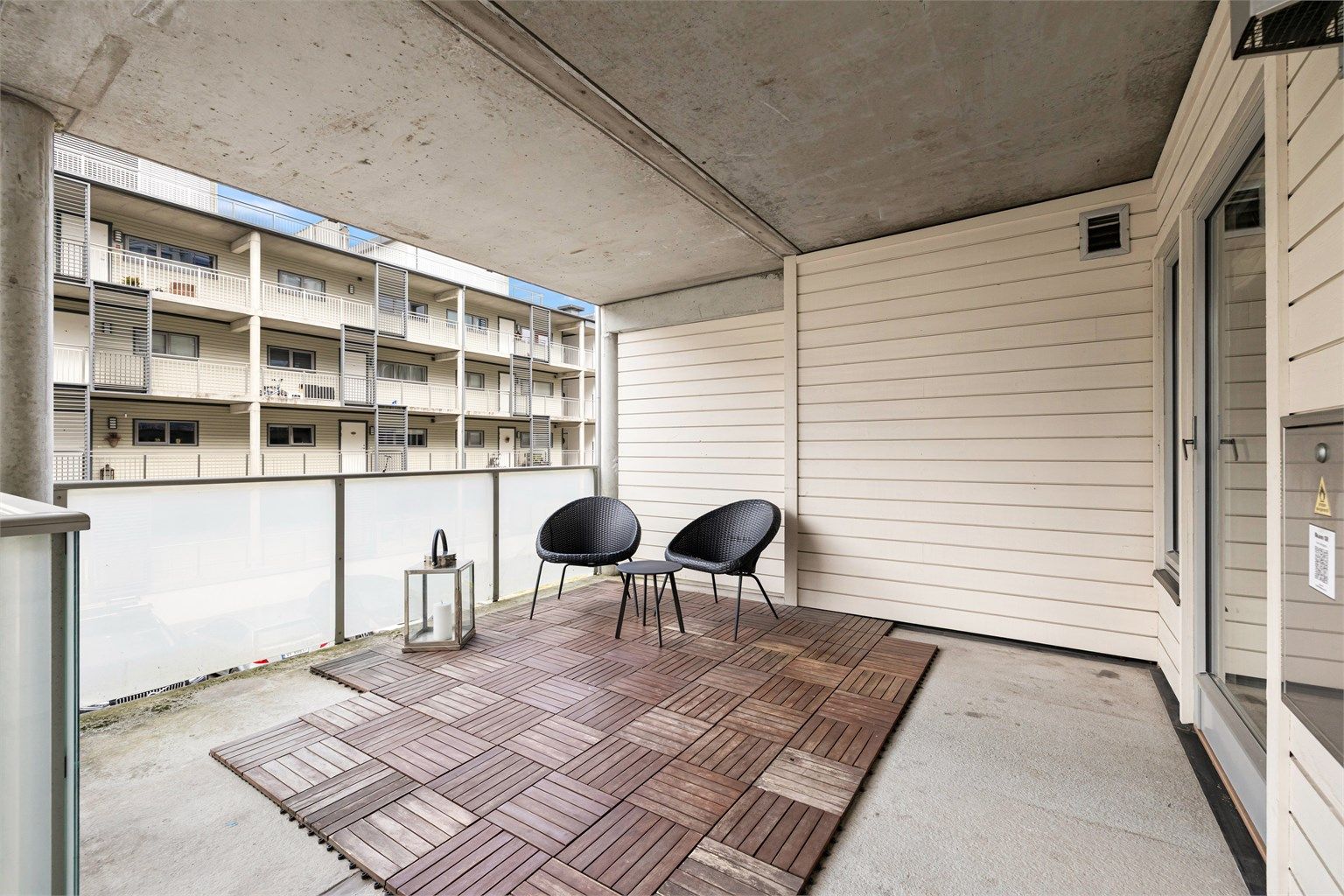 Den overbygde balkongen fungerer som en forlengelse av stuen og har god plass til utemøbler.