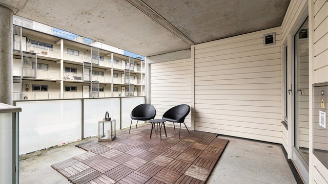 Den overbygde balkongen fungerer som en forlengelse av stuen og har god plass til utemøbler.