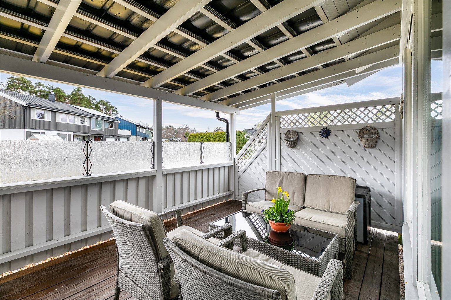 Del av terrassen ble i 2008 overbygget med tak (ikke byggemeldt). Her er det lunt og hyggelig, selv når sommerværet ikke er på sitt aller beste.