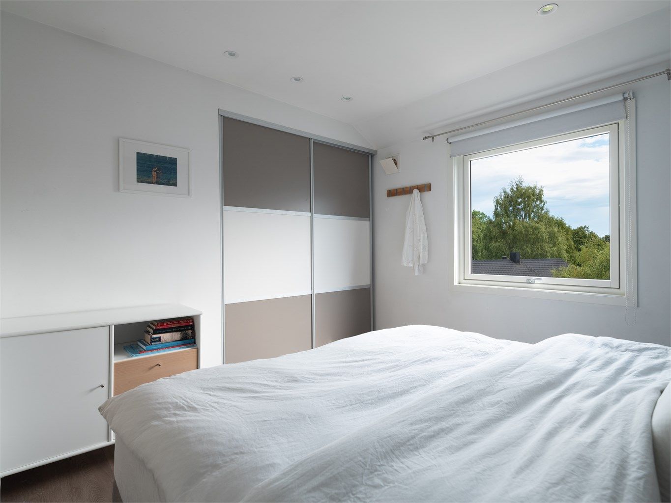 Hovedsoverom. Innebygget skyvedørsgarderobe, downlights