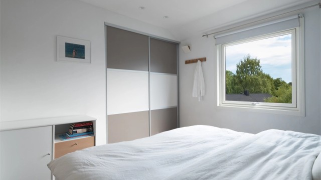Hovedsoverom. Innebygget skyvedørsgarderobe, downlights