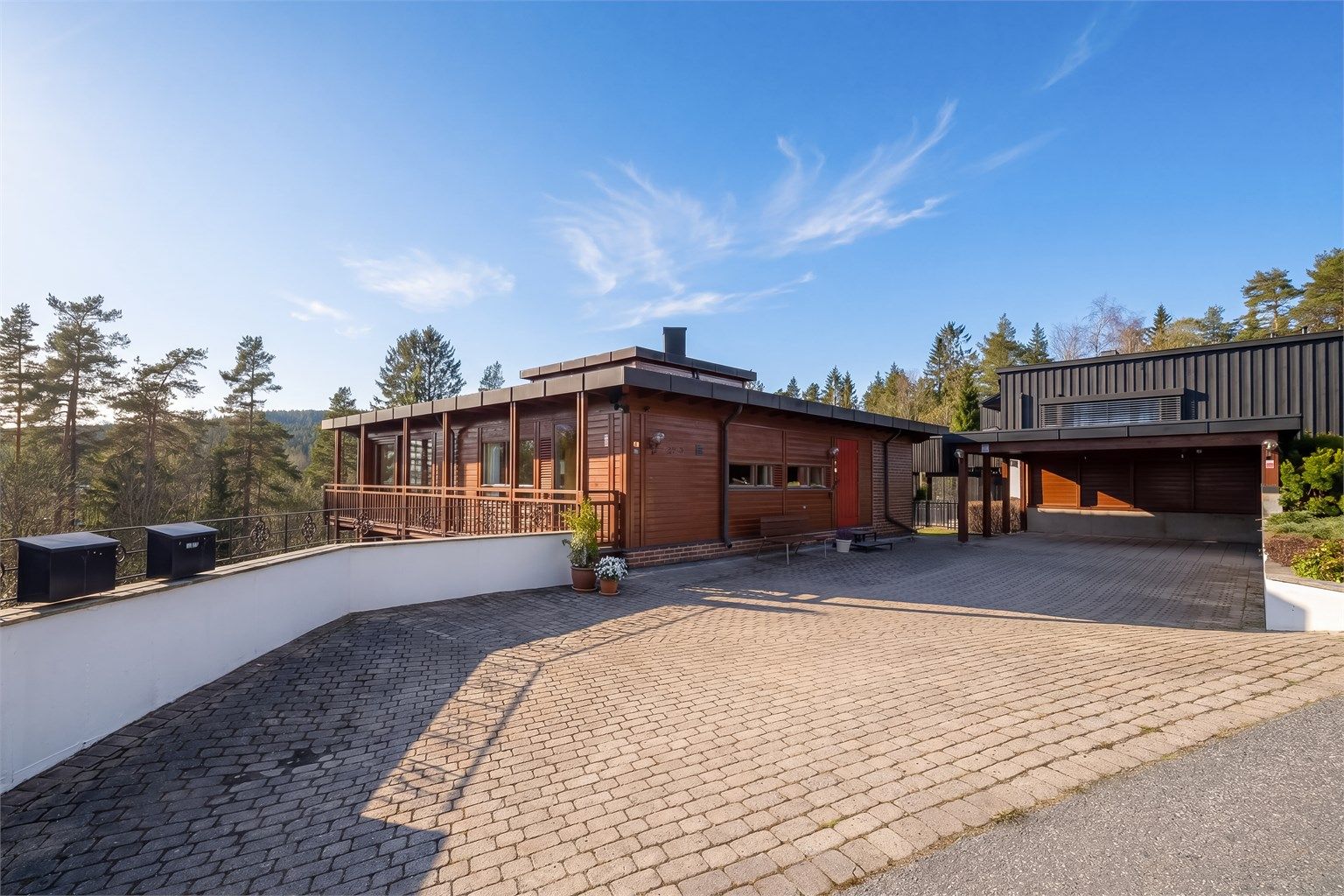 Velholdt enebolig med stor og innbydende innkjørsel med flere muligheter.