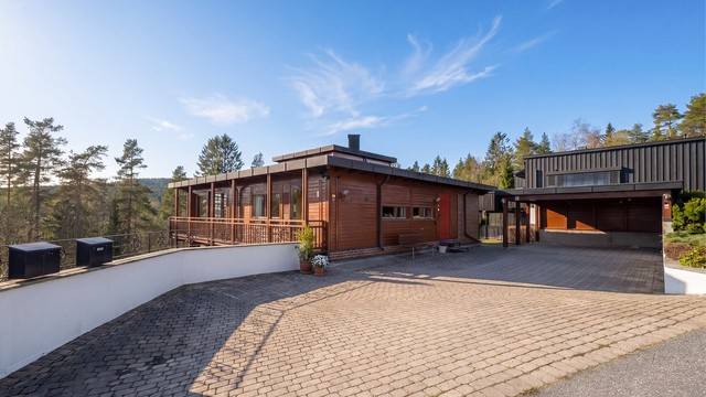 Velholdt enebolig med stor og innbydende innkjørsel med flere muligheter.