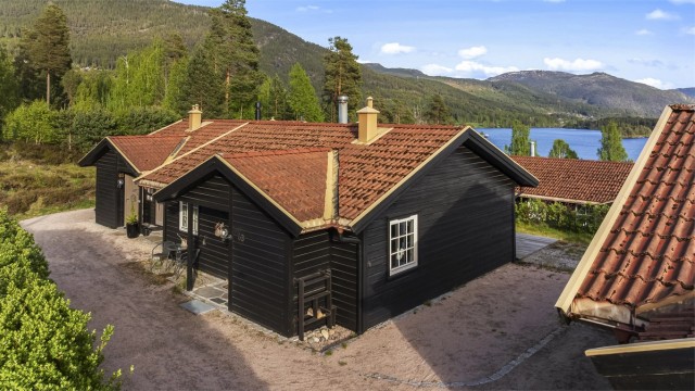 Eiendommen ligger i et rolig område med kort vei til både alpinbakker, turmuligheter og vannaktiviteter. Foto: Fotograf Magik
