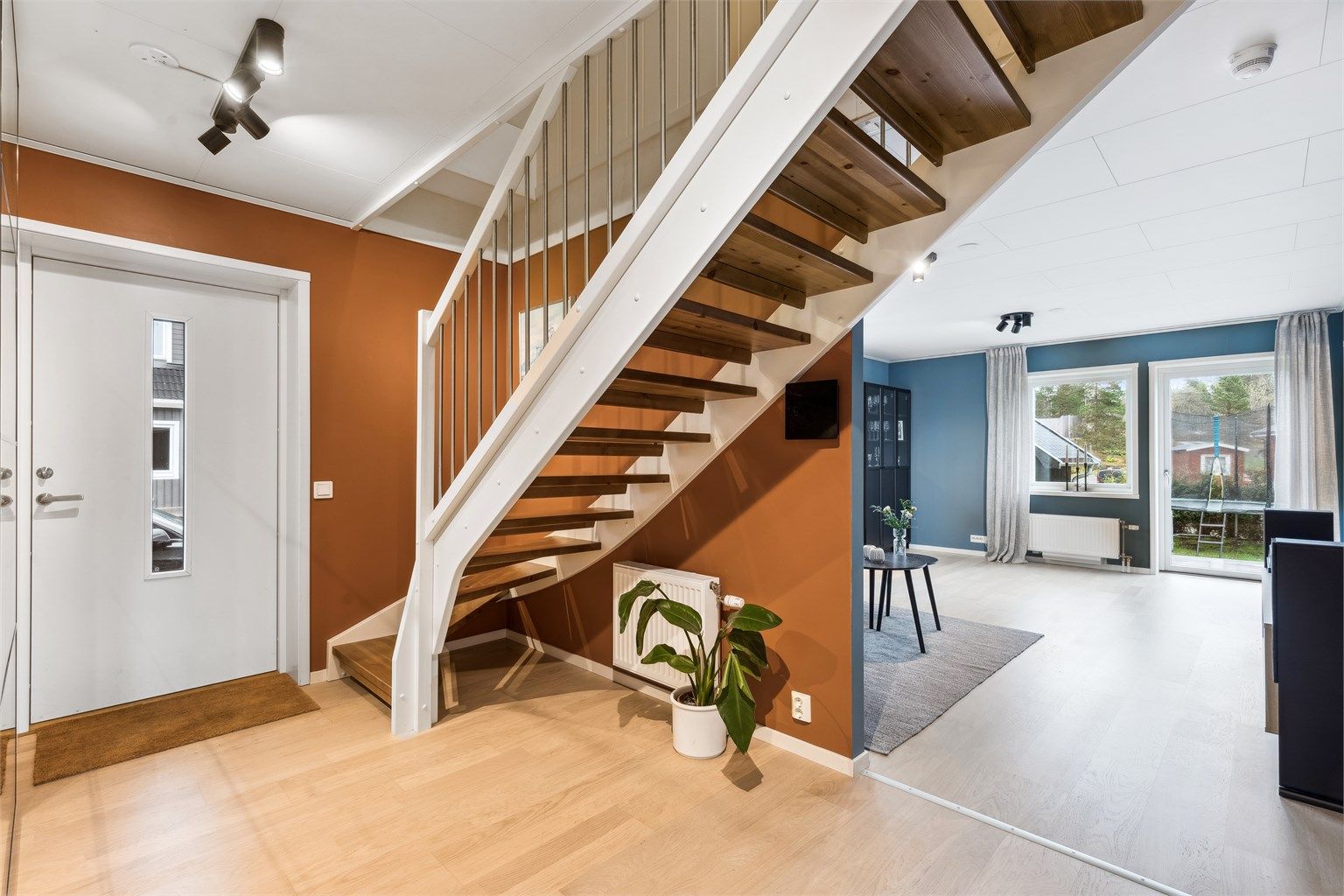 Velkommen inn! Innbydende entré som gir et godt førsteinntrykk av boligen. 