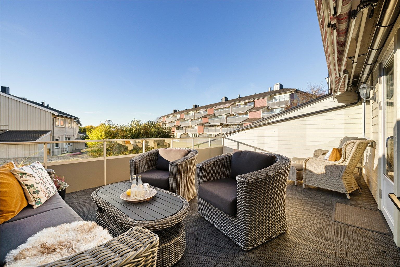 Terrasse på nesten 30 kvm. utgjør et prisverdig ekstra areal til leilighetens indre - spesielt på de fine sommerdagene.