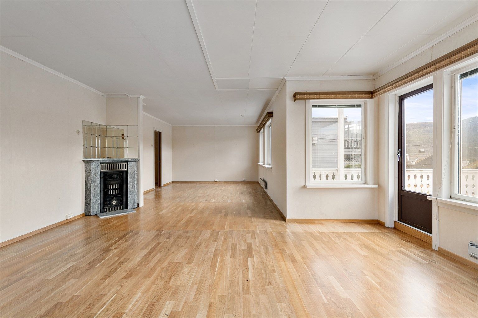 Stuen i første etasje har parkett på gulvet og utgang til en skiferbelagt terrasse på ca. 25 m²