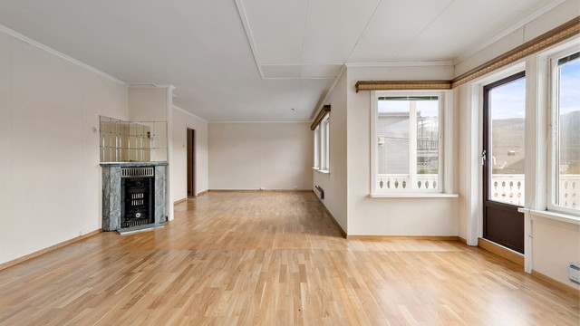 Stuen i første etasje har parkett på gulvet og utgang til en skiferbelagt terrasse på ca. 25 m²