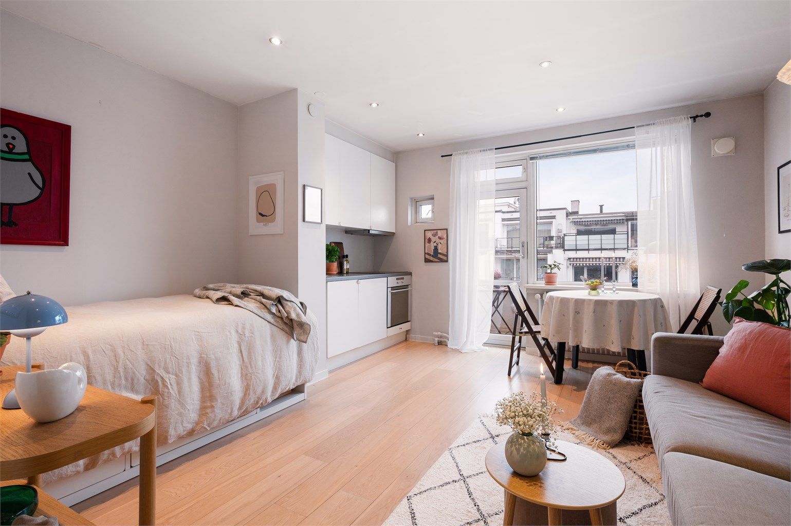 Smart planløsning med naturlige soner for møblering