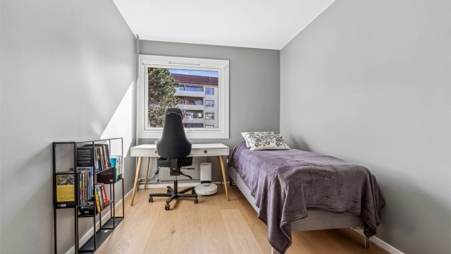 Det andre soverommet passer utmerket som barnerom, gjesterom eller kontor.