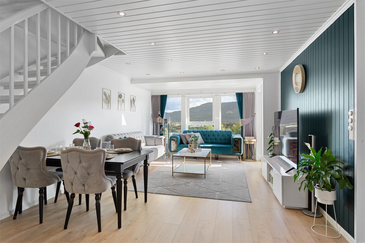 Lys og tiltalende bolig over to plan- flott utsikt - Store vindusflater som gir mye naturlig lysinnslipp 