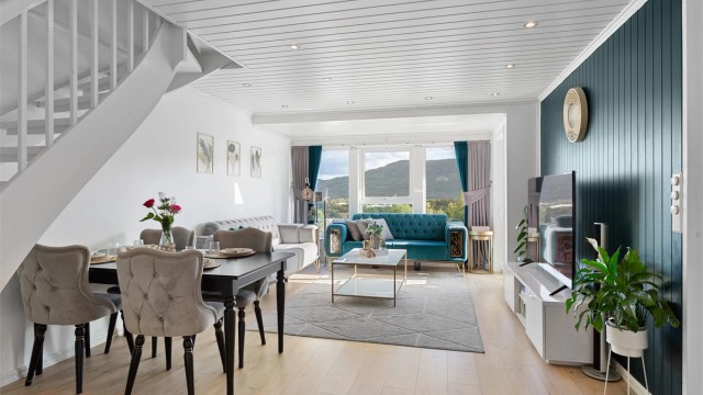 Lys og tiltalende bolig over to plan- flott utsikt - Store vindusflater som gir mye naturlig lysinnslipp