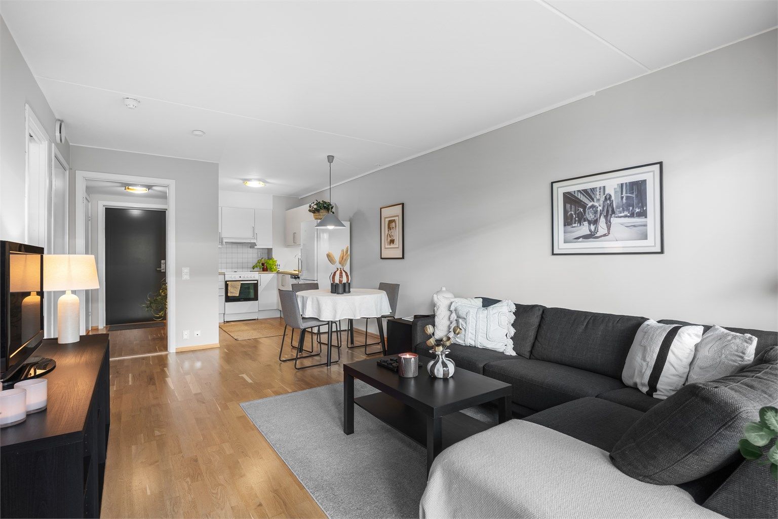 Stue - god plass til både sofa, bord, tv og tilhørende stuemøblement