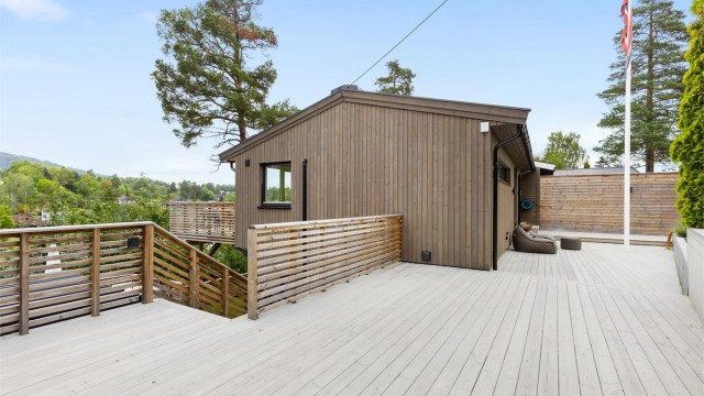 Store terrasser og pent opparbeidede uteområder