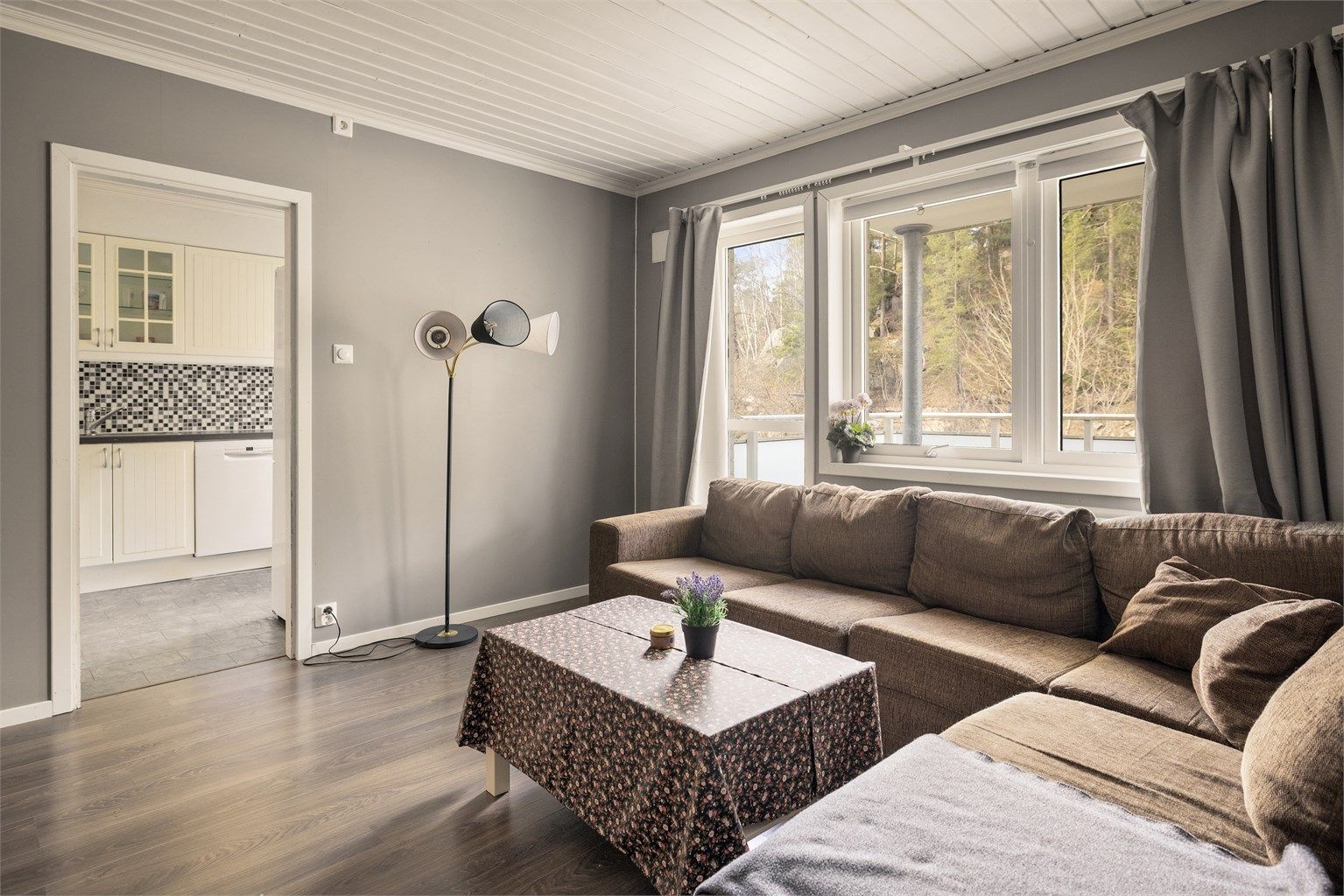 Dette er en lys og arealeffektiv leilighet med solrik balkong og marka som nærmeste nabo. 