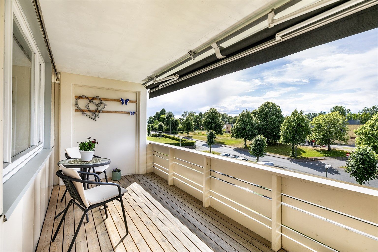I sommermånedene kommer solen til den 15 kvm. store verandaen allerede tidlig ettermiddag.