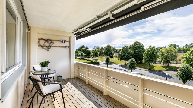 I sommermånedene kommer solen til den 15 kvm. store verandaen allerede tidlig ettermiddag.
