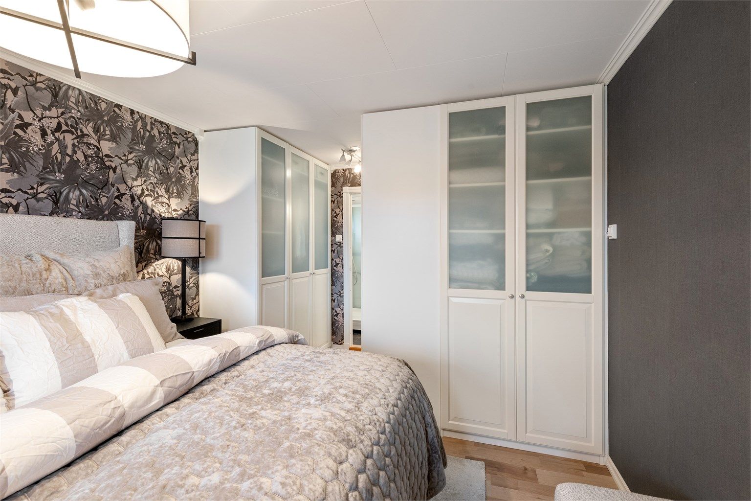 Garderobeskapene har fronter med frostet glass som gir et lett uttrykk