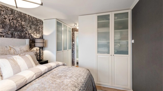 Garderobeskapene har fronter med frostet glass som gir et lett uttrykk