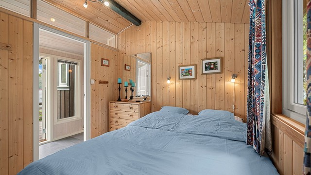 Hyttas største soverom på 7 kvm har god plass til dobbeltseng og en lun og hyggelig hytteatmosfære.