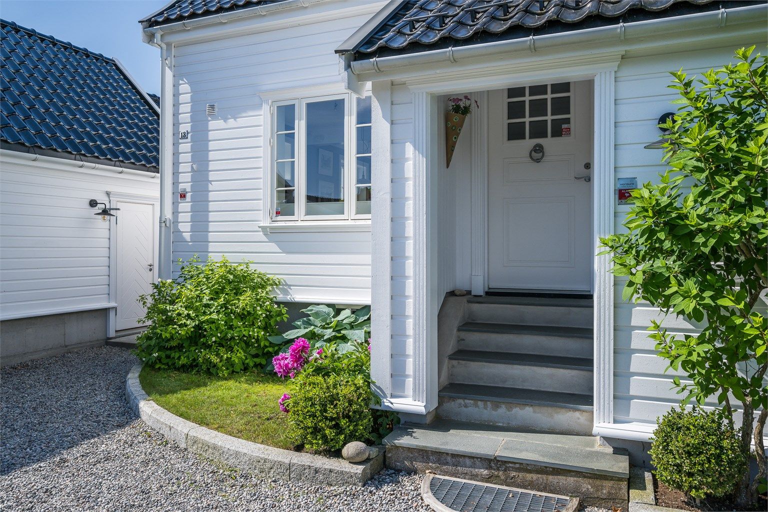 Her venter en staselig og vakkert vedlikeholdt eiendom, full av historie og eleganse. Velkommen inn!