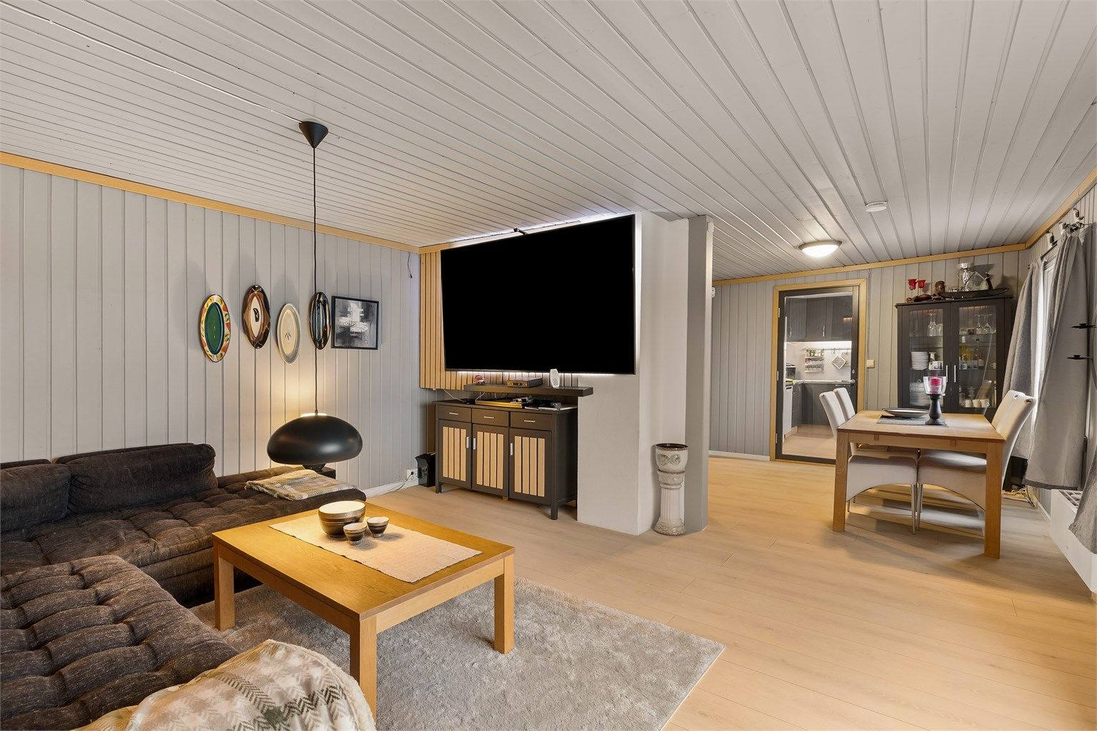 Stue med sofakrok og spiseplass.