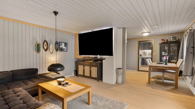 Stue med sofakrok og spiseplass.