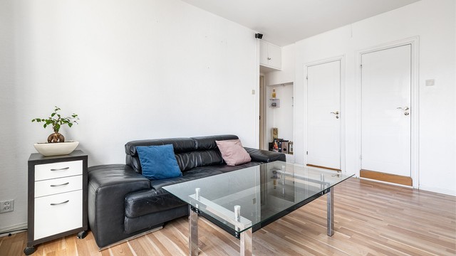 Siden leiligheten ble etablert i 2006 er bruken av romløsningen noe endret. Dette var tidligere leilighetens soverom, men er i senere år tatt i bruk som stue. Fotograf; Børge Oppegård.