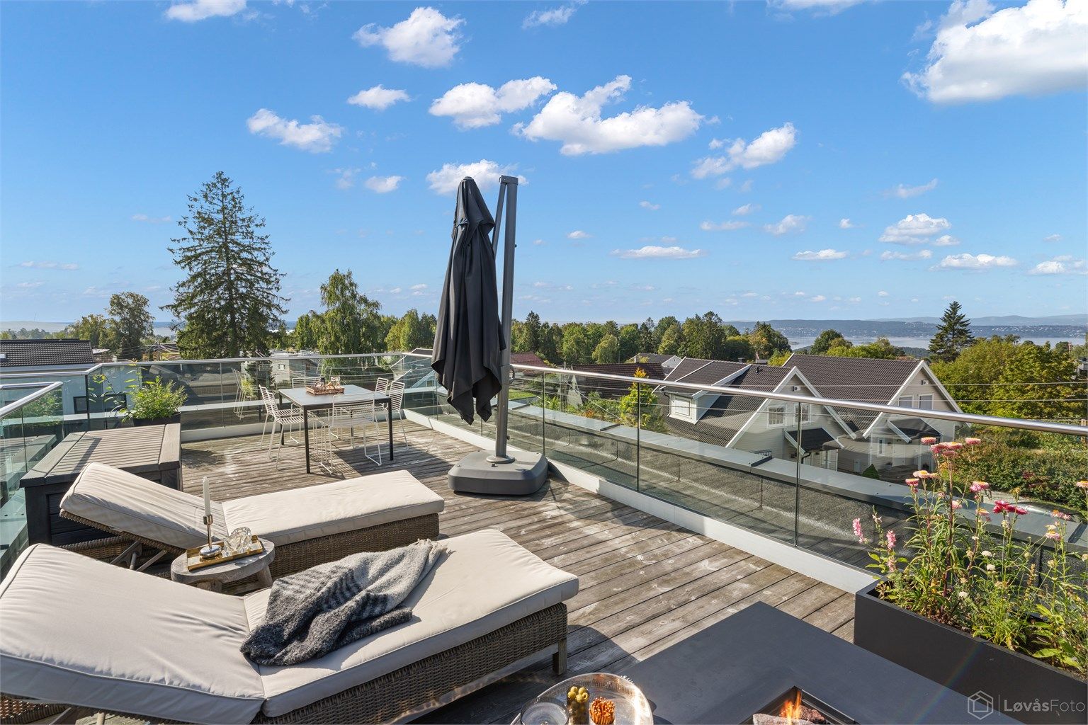 På toppen av boligen finner du en flott takterrasse på ca. 35 m² med sol fra morgen til kveld, flott utsikt mot fjorden og åsene, samt en luftig følelse høyt over omgivelsene.
Foto: Løvås Foto