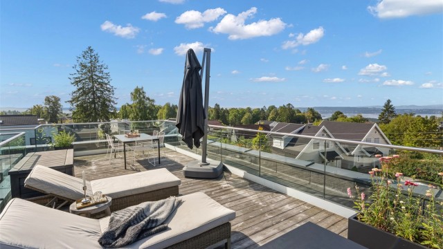 På toppen av boligen finner du en flott takterrasse på ca. 35 m² med sol fra morgen til kveld, flott utsikt mot fjorden og åsene, samt en luftig følelse høyt over omgivelsene.
Foto: Løvås Foto