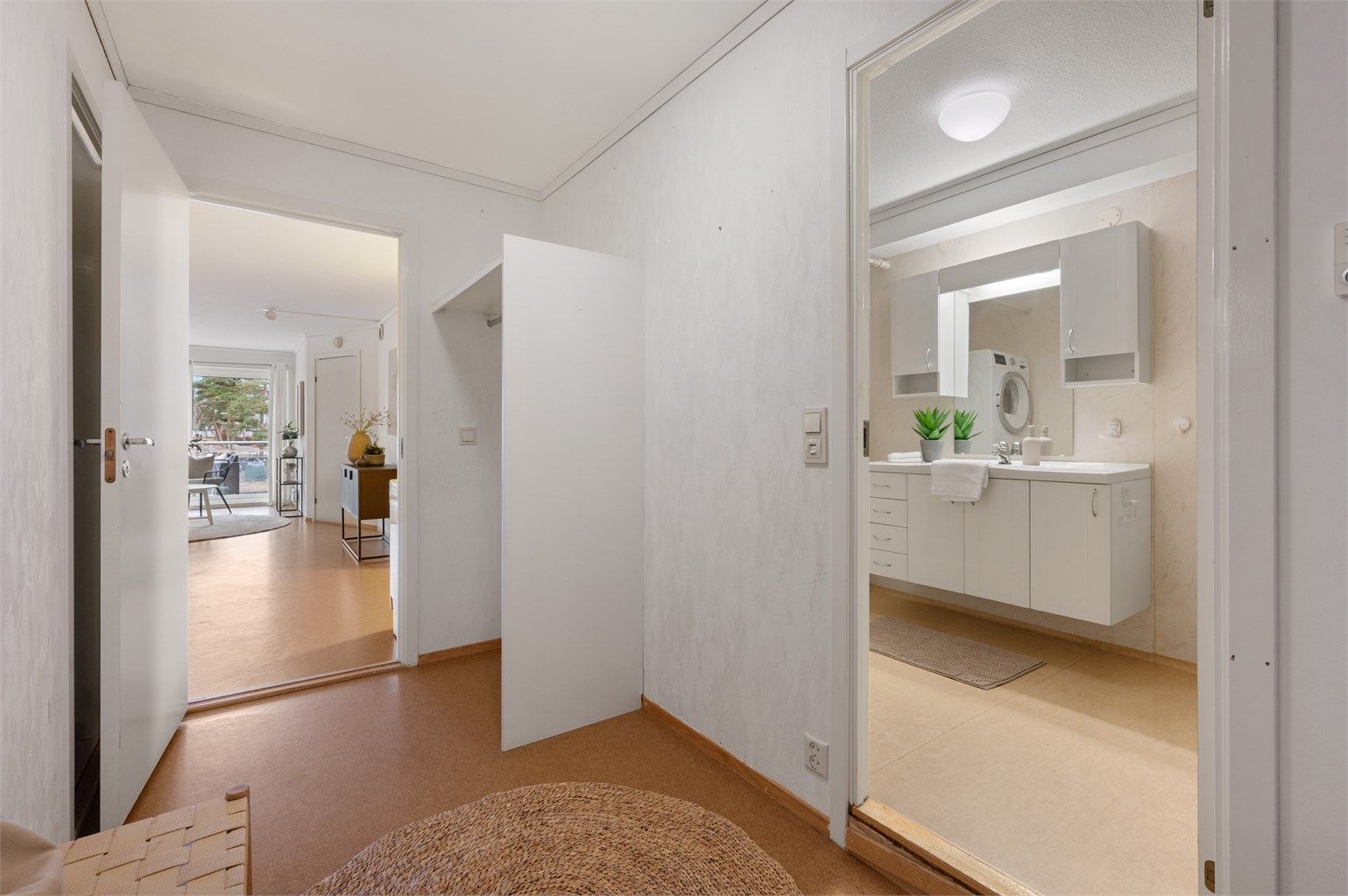 I gangen er det montert et praktisk oppheng for oppbevaring av yttertøy.