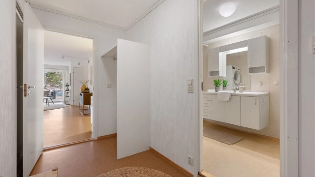 I gangen er det montert et praktisk oppheng for oppbevaring av yttertøy.